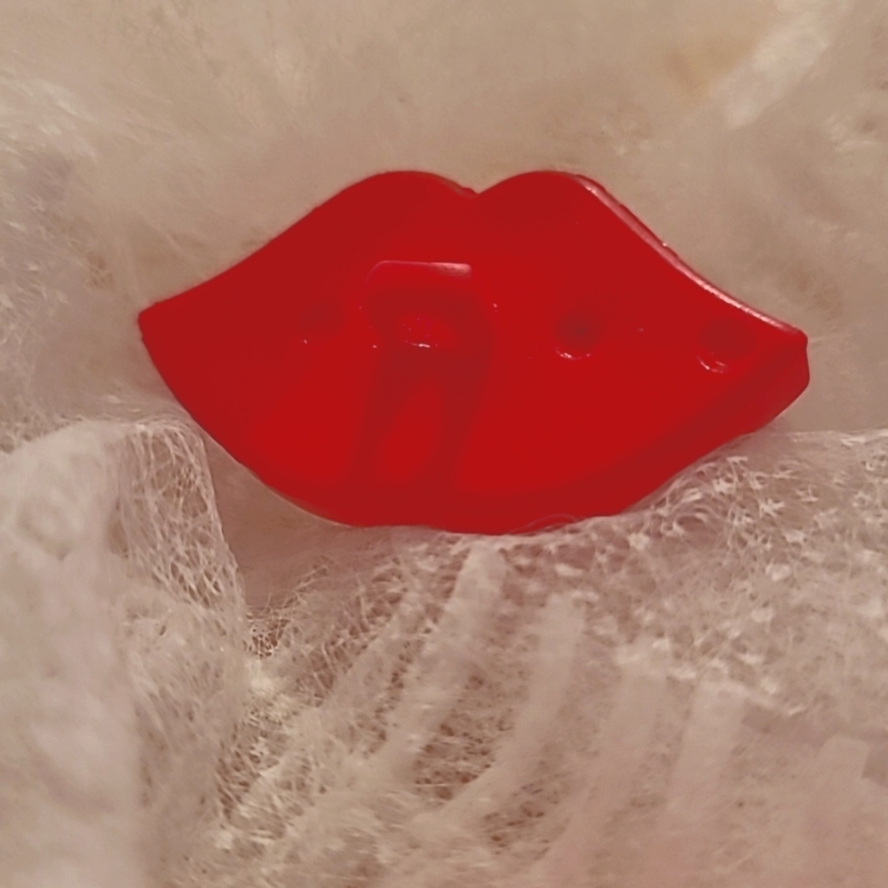 Red Lip Buttons (5 LEFT) FREE IF BUNDLE WITH ANOTHER ITEM - Picture 7 of 7